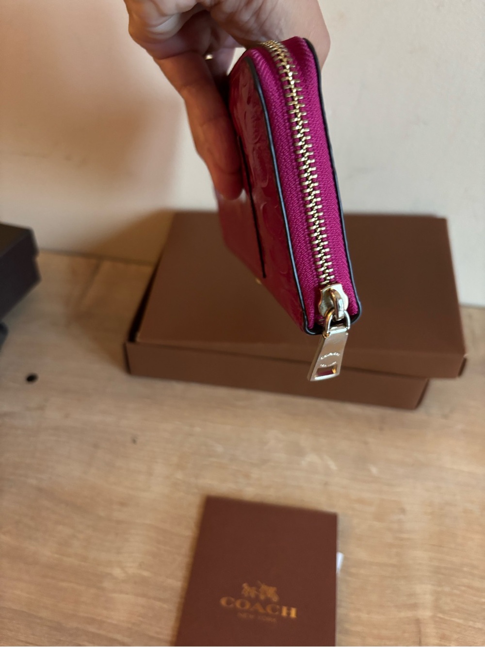 Authentic Coach patent leather zippy wallet - Picture 4 of 8